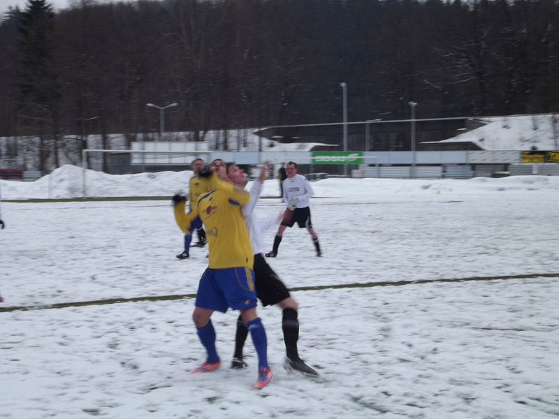 Beide Mannschaften schenkten sich in diesem Kellerduell Nichts-hier alexander pfeiffer im Zweikampf